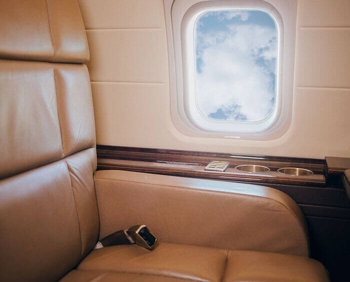 Sitz am Flugzeugfenster einer Bombardier Global Express XRS D-AGOV