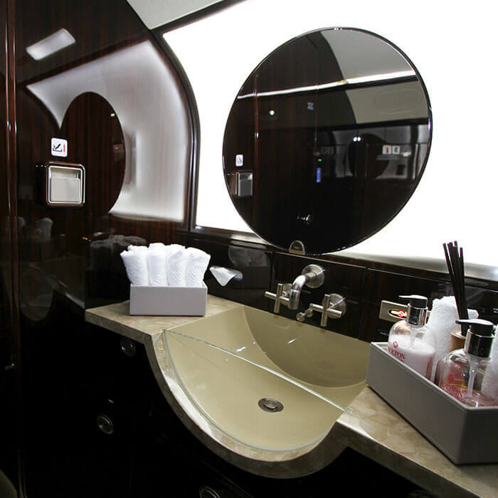 Waschraum mit Toilette eines Bombardier Challenger 300 D-BOOM Business Jets