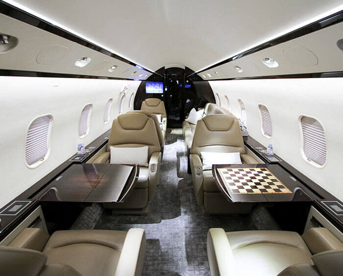 Hauptkabine eines Bombardier Challenger 300 D-BOOM Business Jets